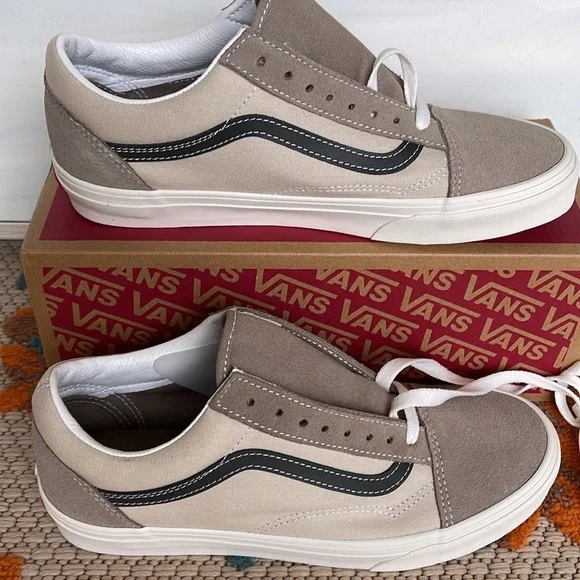 Vans WMNS Old Skool Earth Tones Moon Rock
VN0007NTCH8
Sneakers - Picture 15 of 16